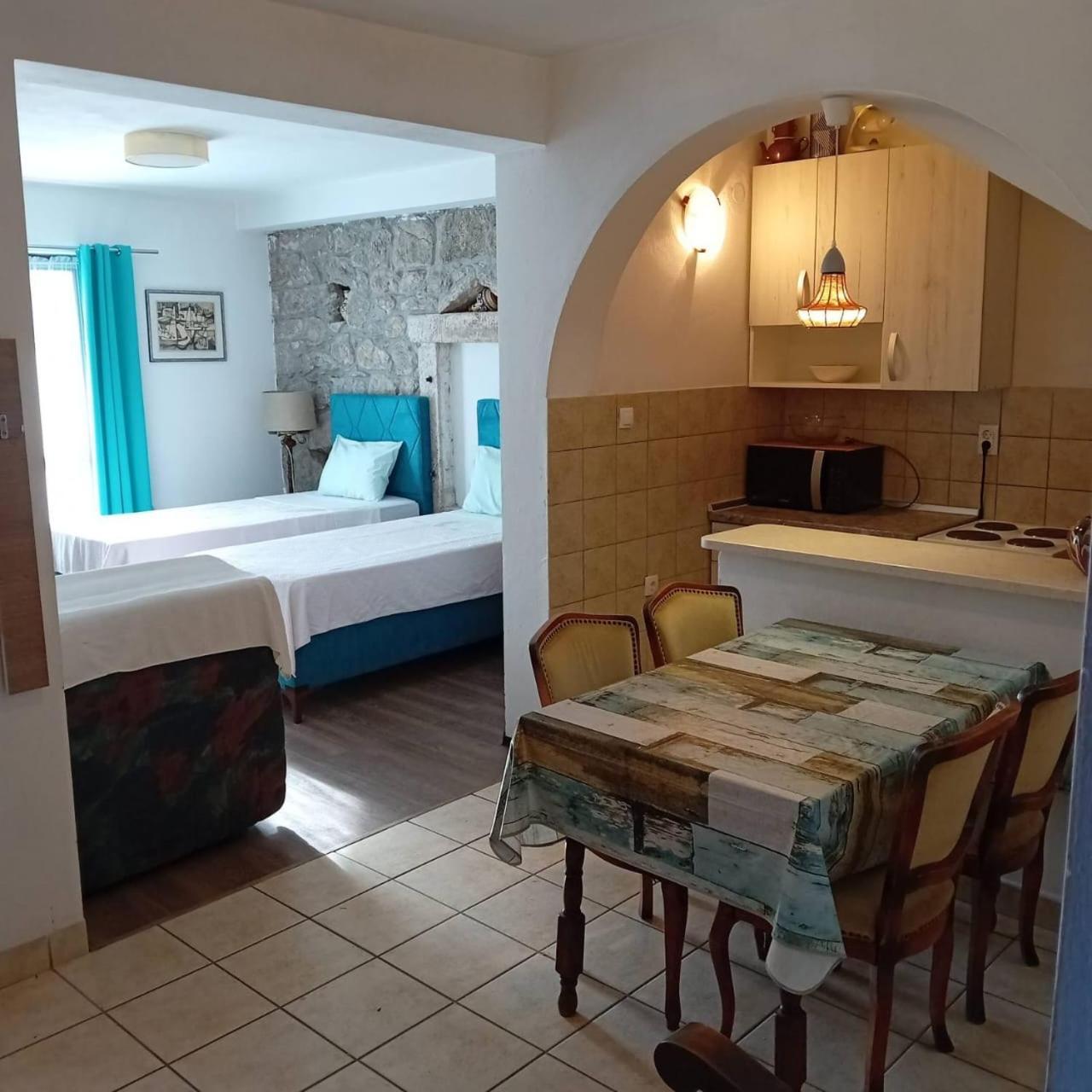 Apartment Cebra 2 Topla