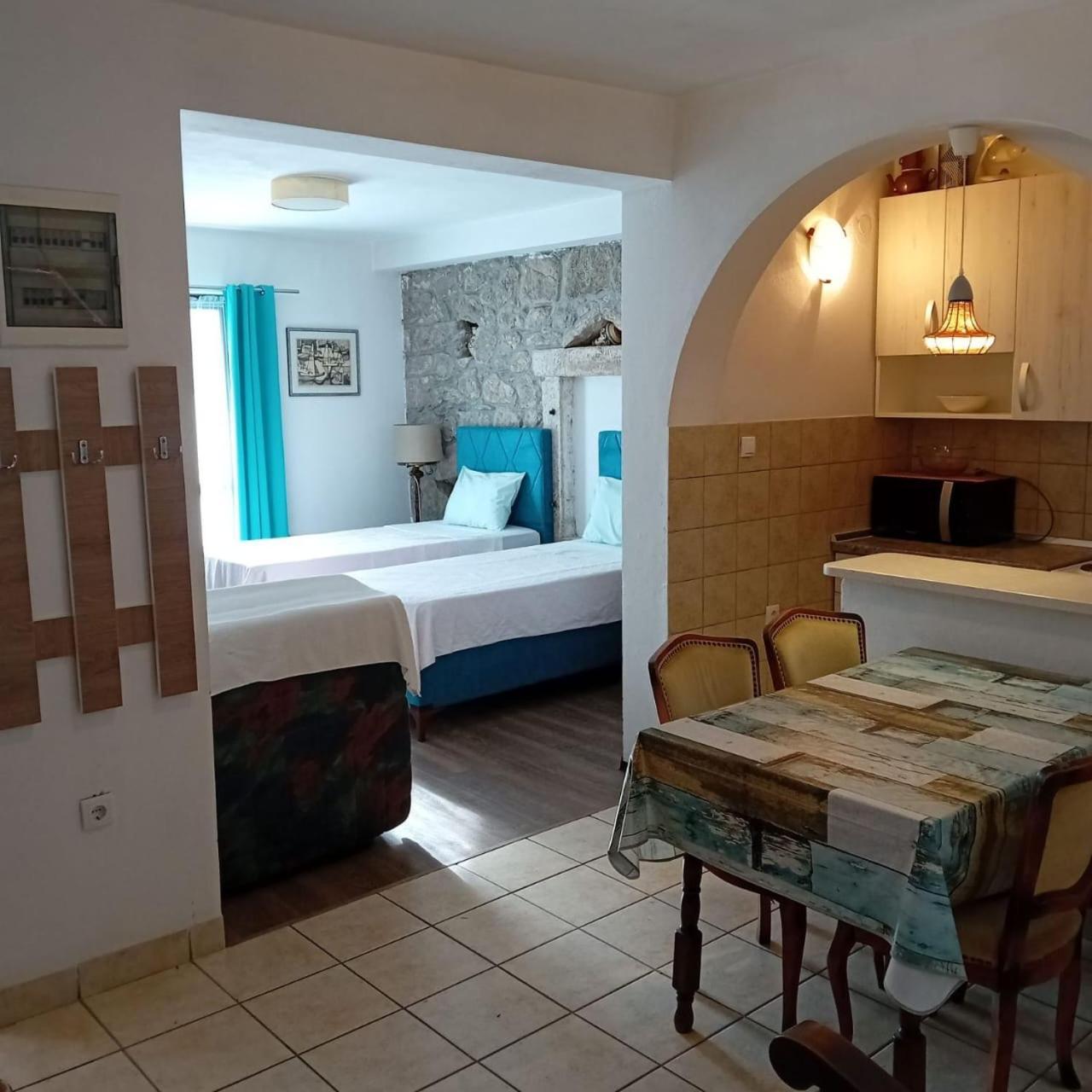 Apartment Cebra 2 Topla